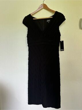NWT Black Cap Sleeve Black sz 8  V-Neck Dress by Adrianna Papell